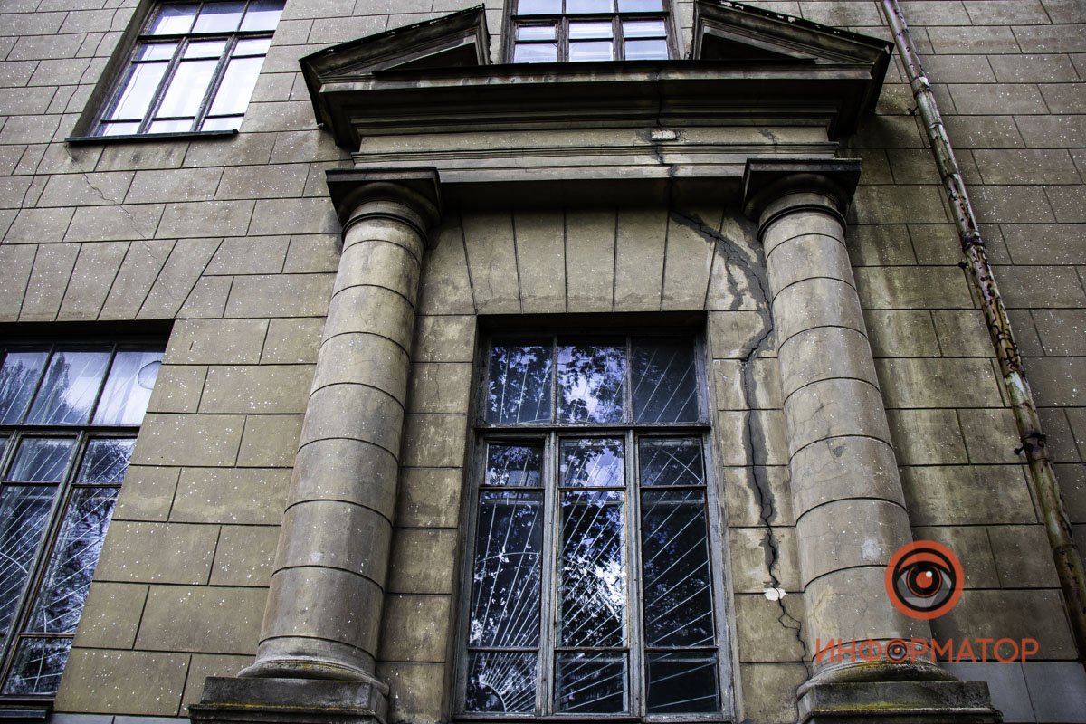 Рушится под тяжестью времени Рушится под тяжестью времени