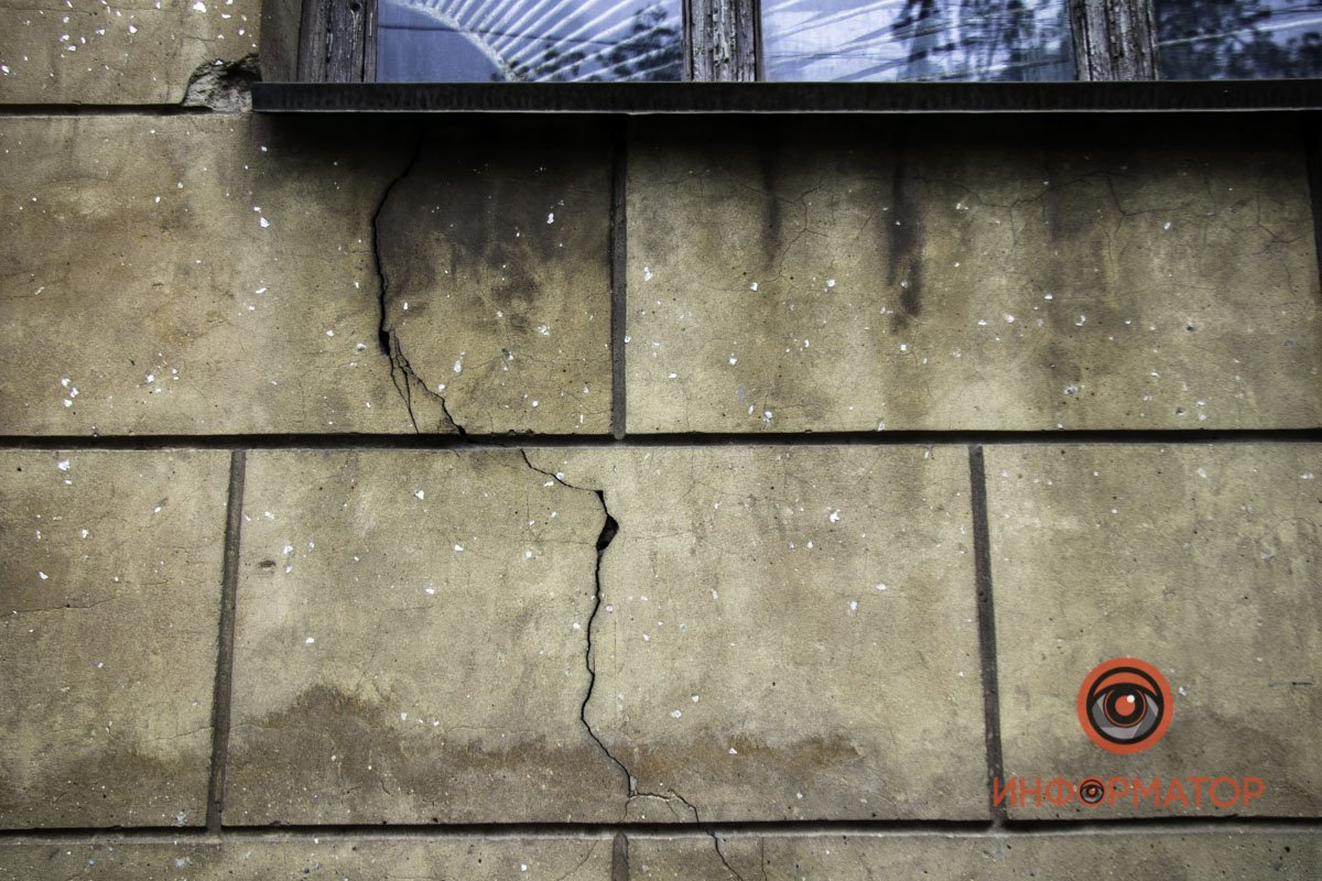 Не выдерживает Не выдерживает