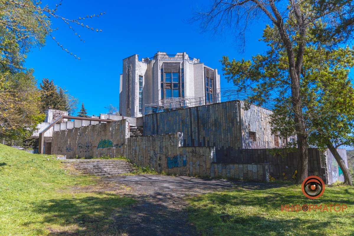 В середине 70-ых он обветшал