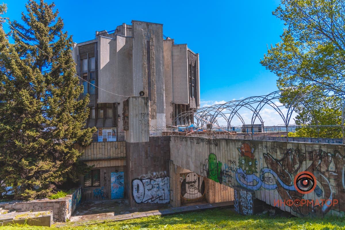 Помпезное шестиэтажное здание