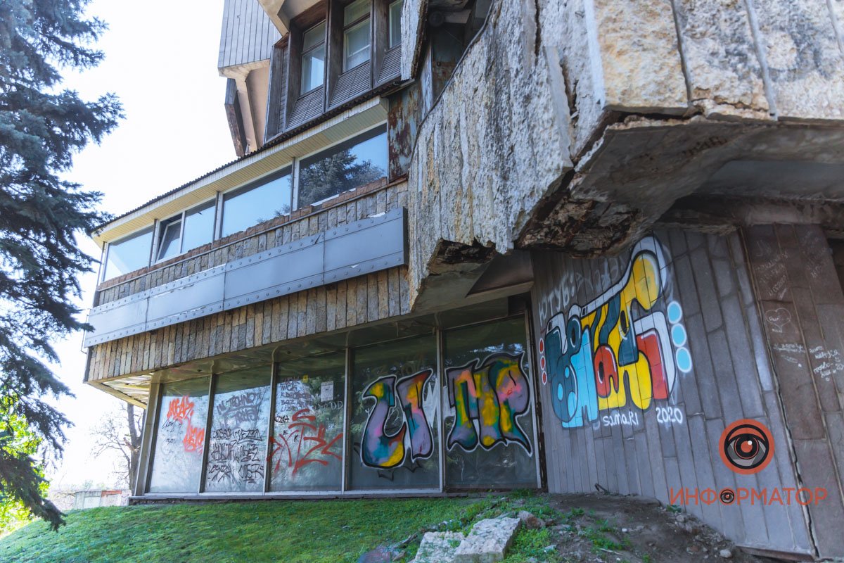 6-ти этажное здание с открытой террасой имеет площадь 3904 квадратных метра