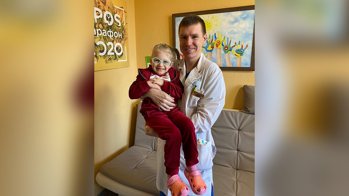 Днепровские врачи подарили 4-летней девочке возможность слышать