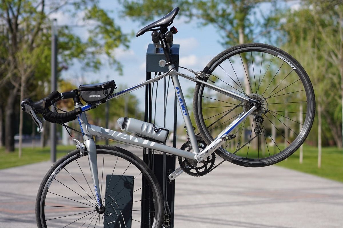 Станция представляет собой компактную стойку...