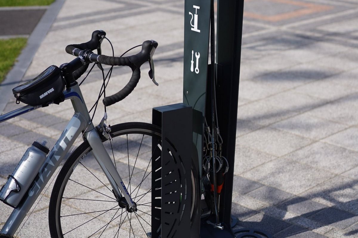 ....ножным насосом для поддува шин и манометром.