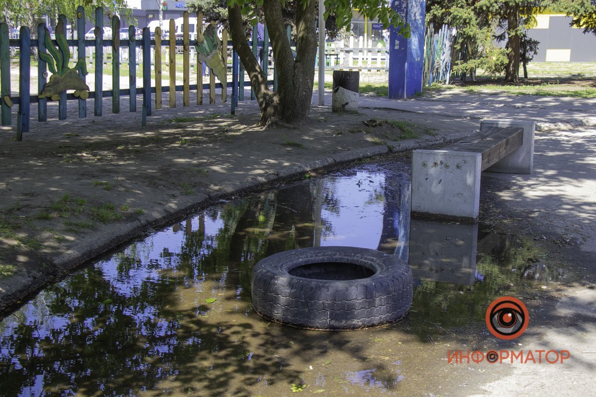 Находится на углу улиц Калиновой и Образцова