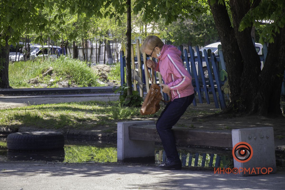 Забор на заднем плане соответствует вызовам времени
