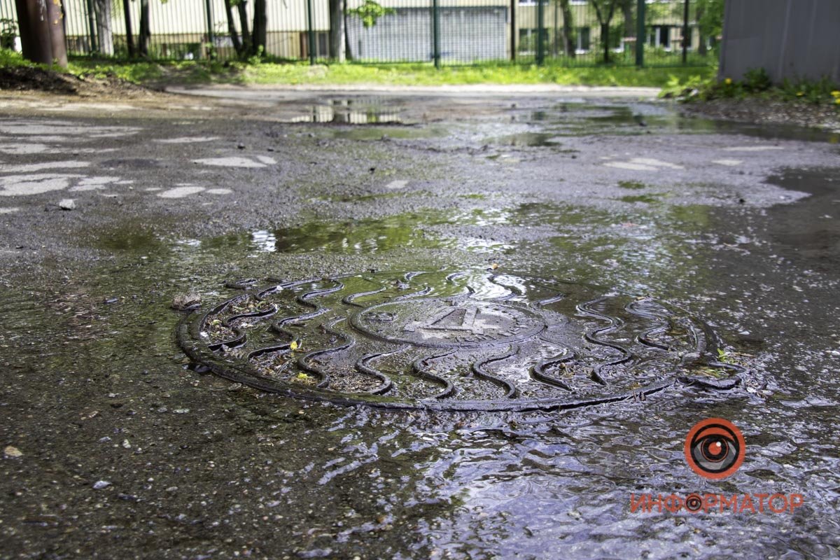 Прорвало две канализации возле школы №137 по улице Комбрига Петрова Прорвало две канализации возле школы №137 по улице Комбрига Петрова