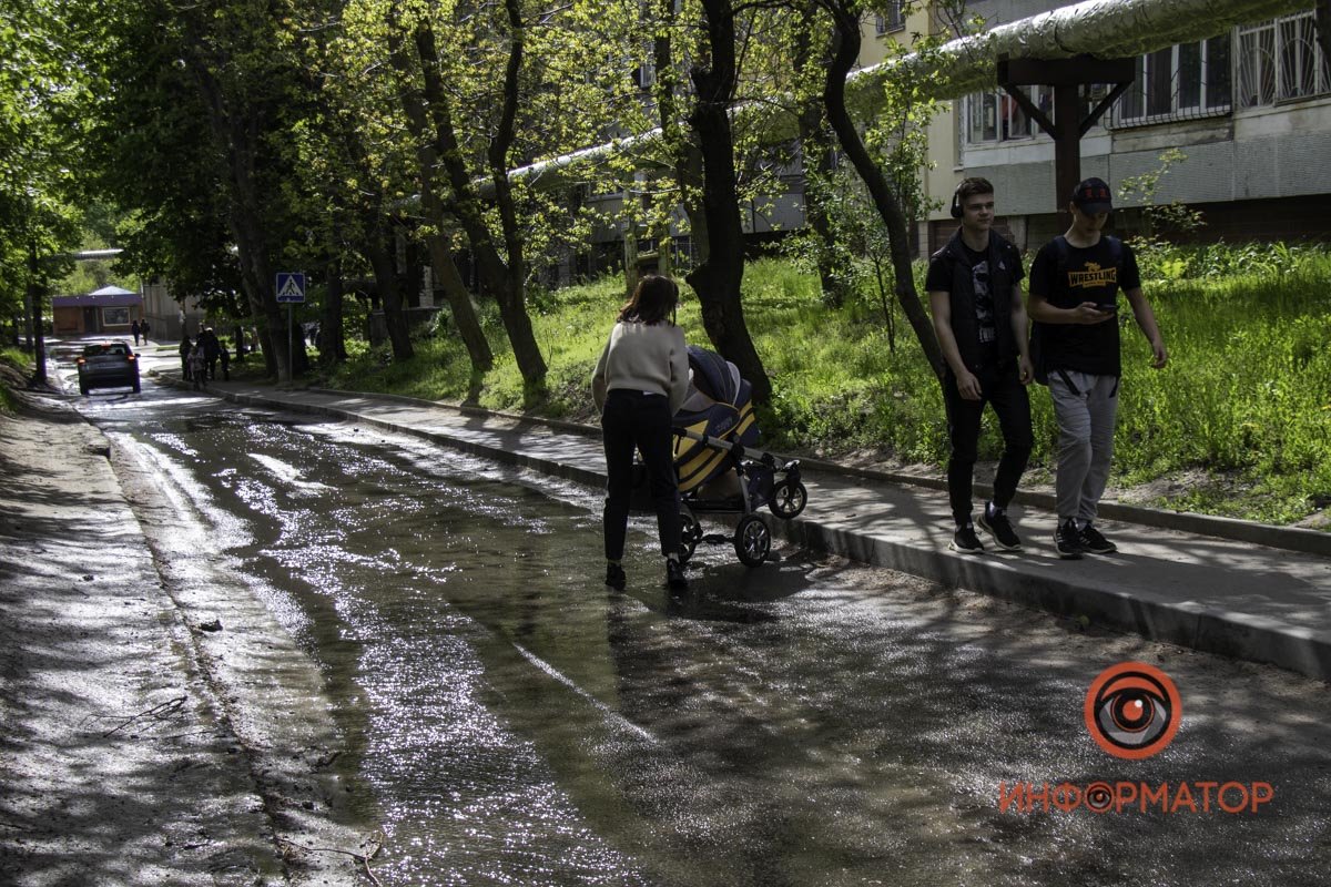 Пешеходам приходится обходить бедствие по узкой дорожке Пешеходам приходится обходить бедствие по узкой дорожке