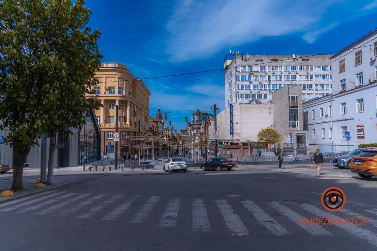 А это фото уже в мае 2021 года - обновленные фасады зднаний и новые деревья