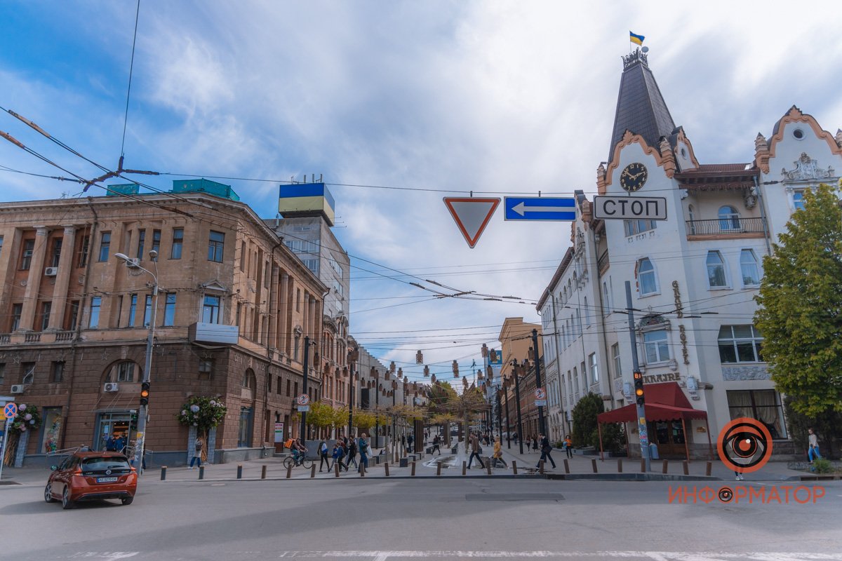 В 2021 году рекламы на фасадах уже нет