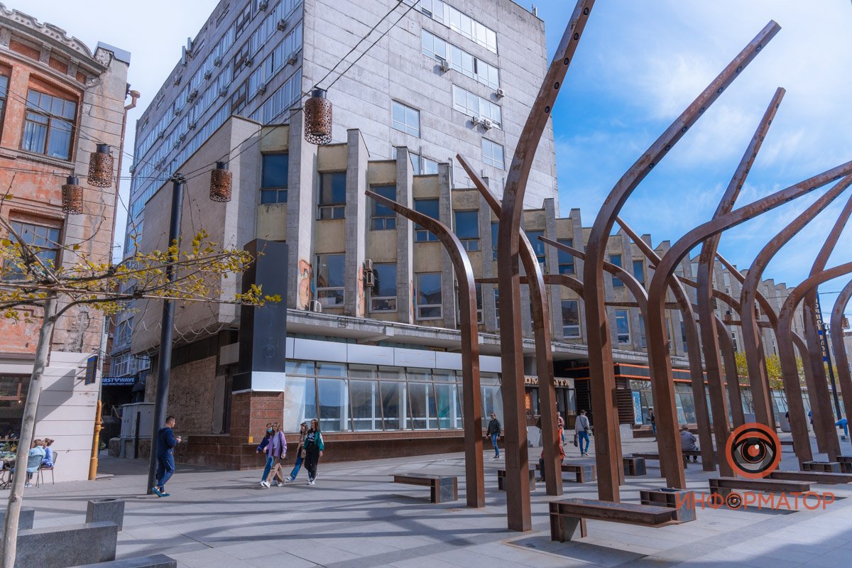 В 2021 году дополняют металические "деревья"