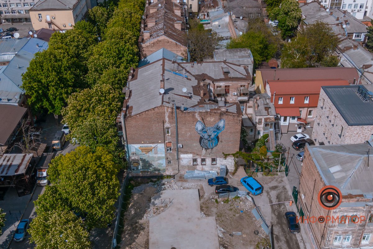 И продолжает любить сегодня