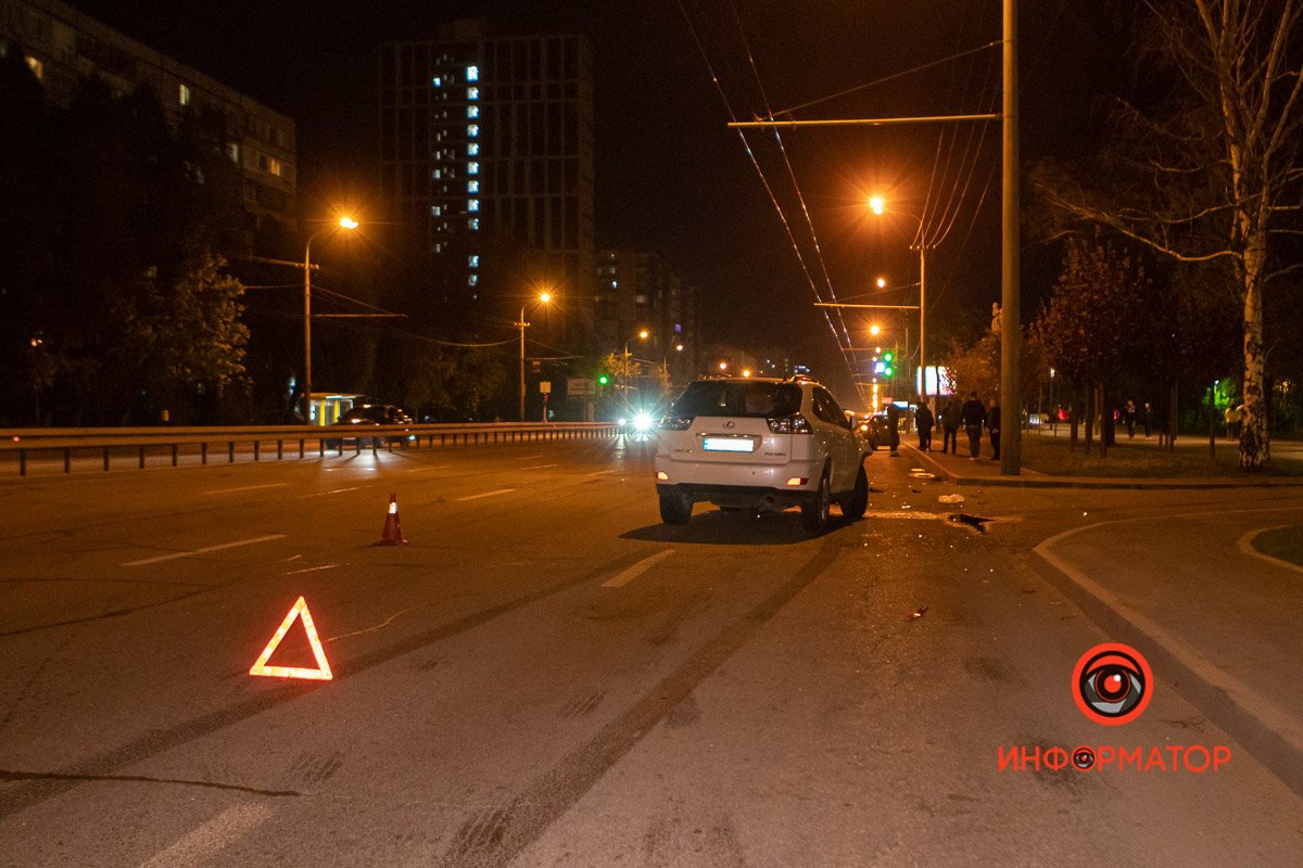 В Днепре на Набережной Победы столкнулись Lexus и Audi: пострадала женщина 2