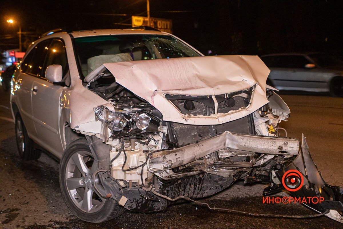 В Днепре на Набережной Победы столкнулись Lexus и Audi: пострадала женщина 3