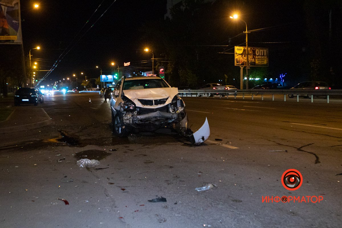 В Днепре на Набережной Победы столкнулись Lexus и Audi: пострадала женщина 4