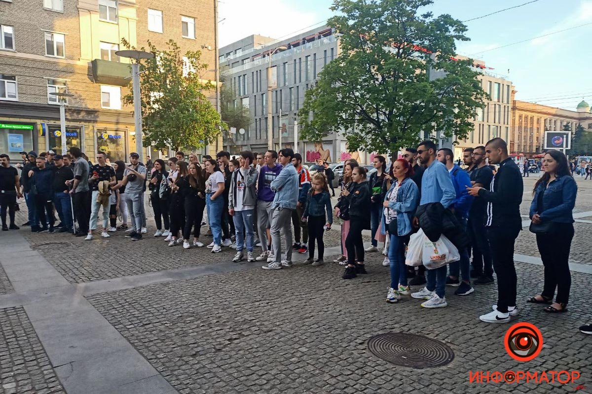 Вокруг собрались десятки зевак Вокруг собрались десятки зевак