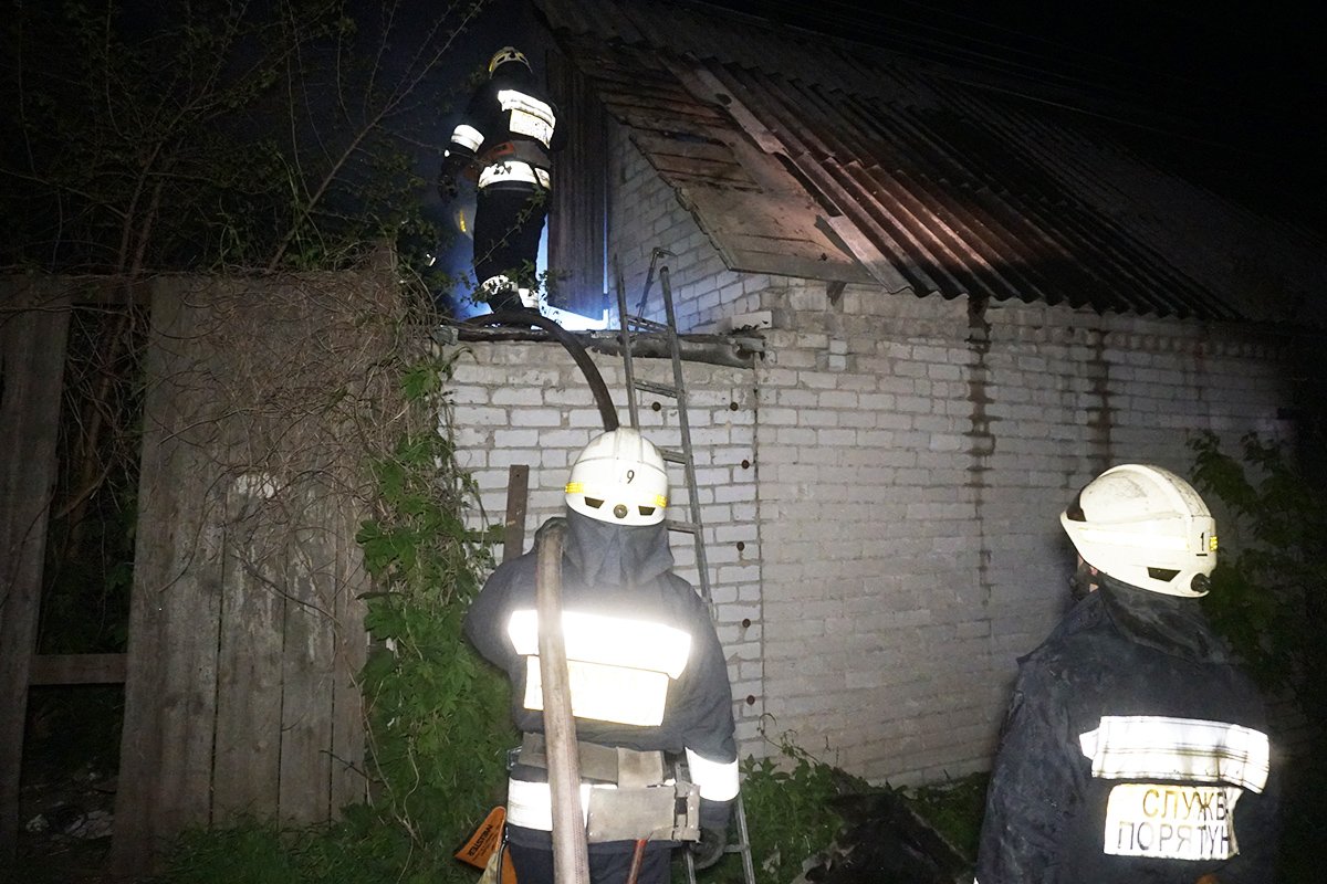 Возгорание началось в середине одноэтажного дома