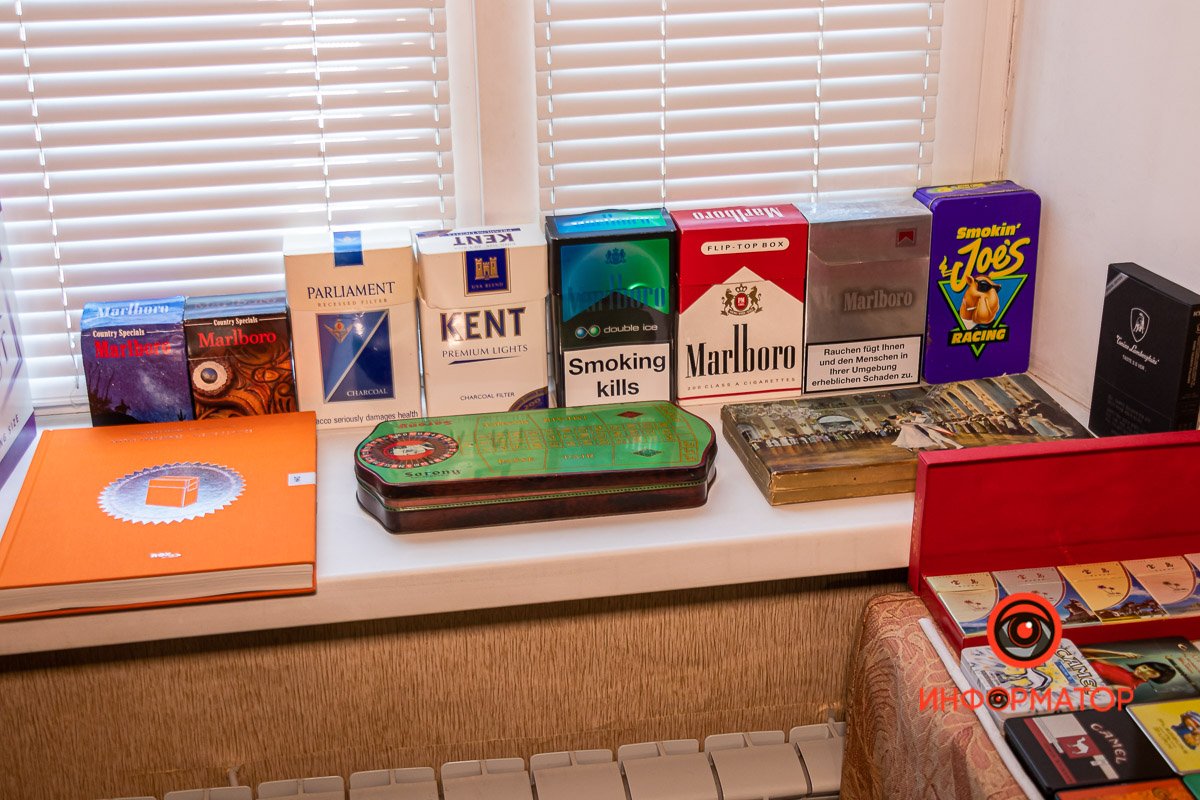 По центру - английская пачка в форме стола для игры в рулетку По центру - английская пачка в форме стола для игры в рулетку