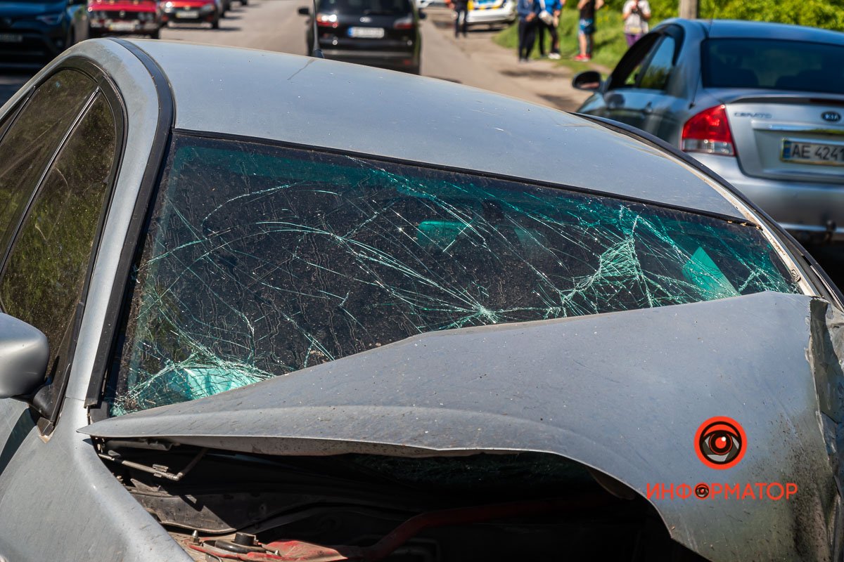 В Днепре на Святогорской Mitsubishi врезался в фуру
