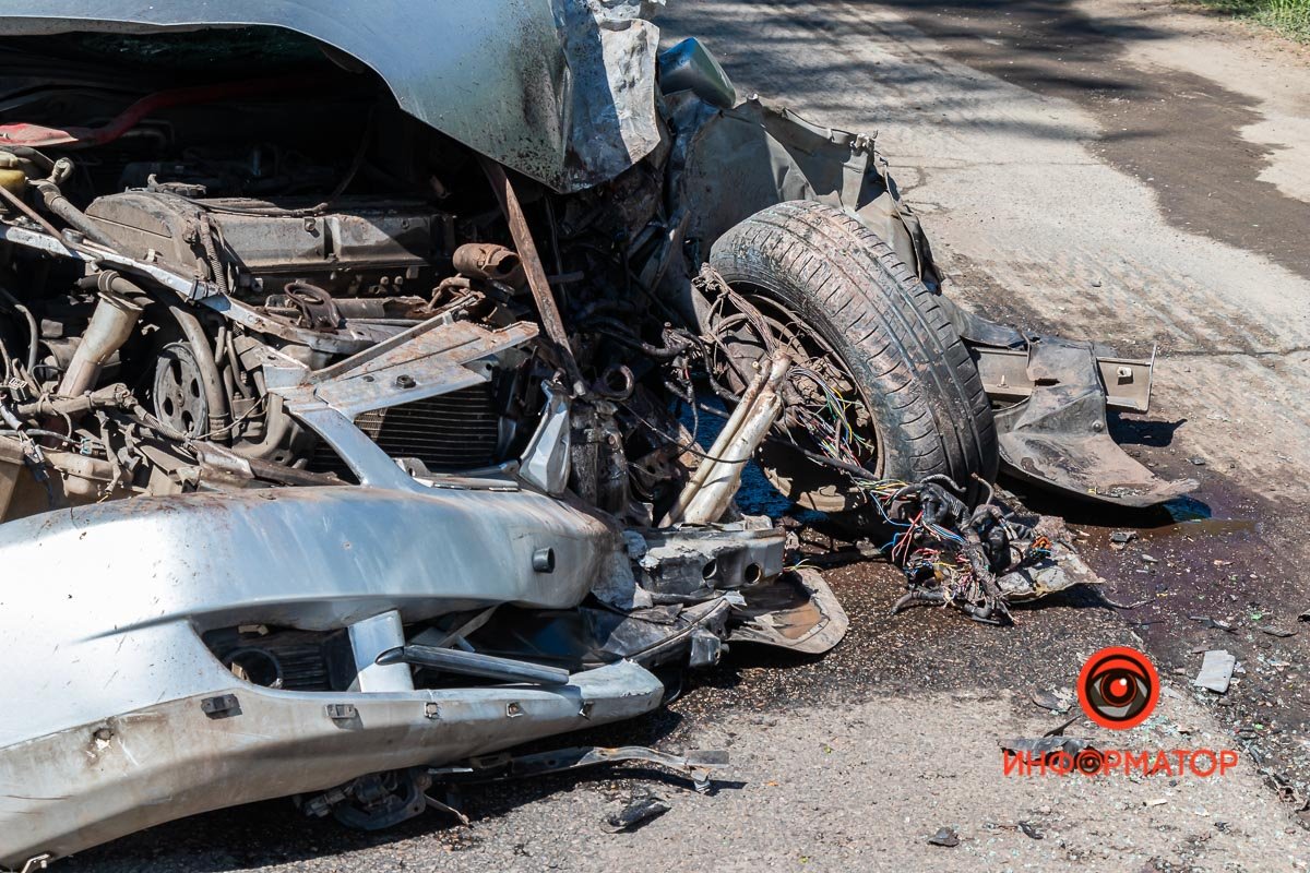 Автомобиль выехал на встречную полосу