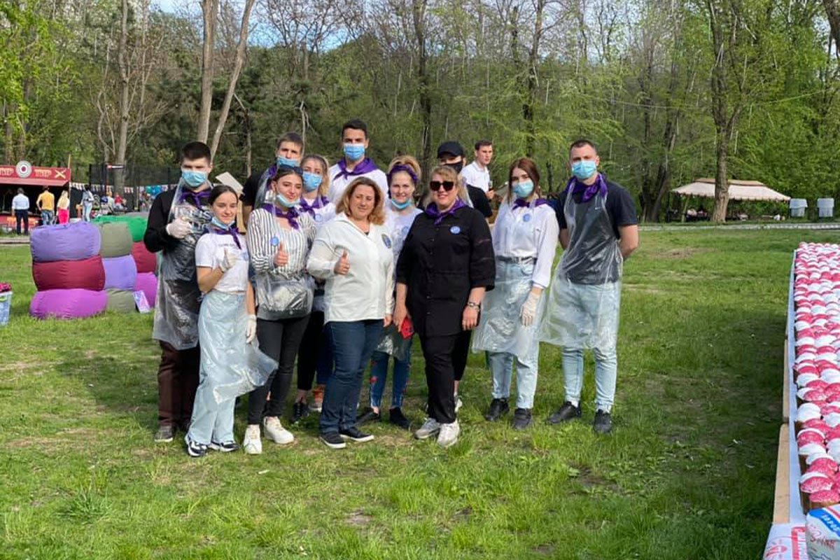 "Самый длинный вышивальный узор полотенца, изложенный пасхальными кексами"