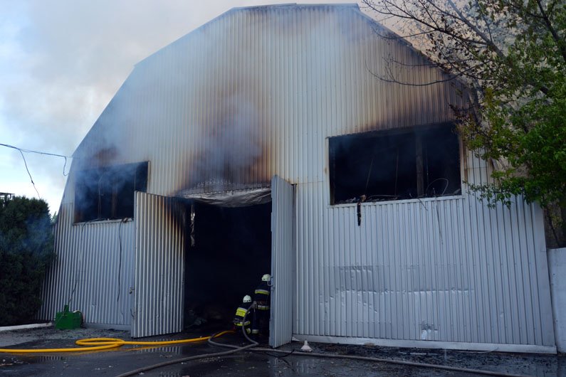 Горел металлический ангар Горел металлический ангар