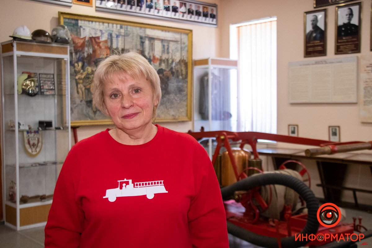 Сотрудница выставки пожарно-спасательной службы Ольга Довгозвяга Сотрудница выставки пожарно-спасательной службы Ольга Довгозвяга