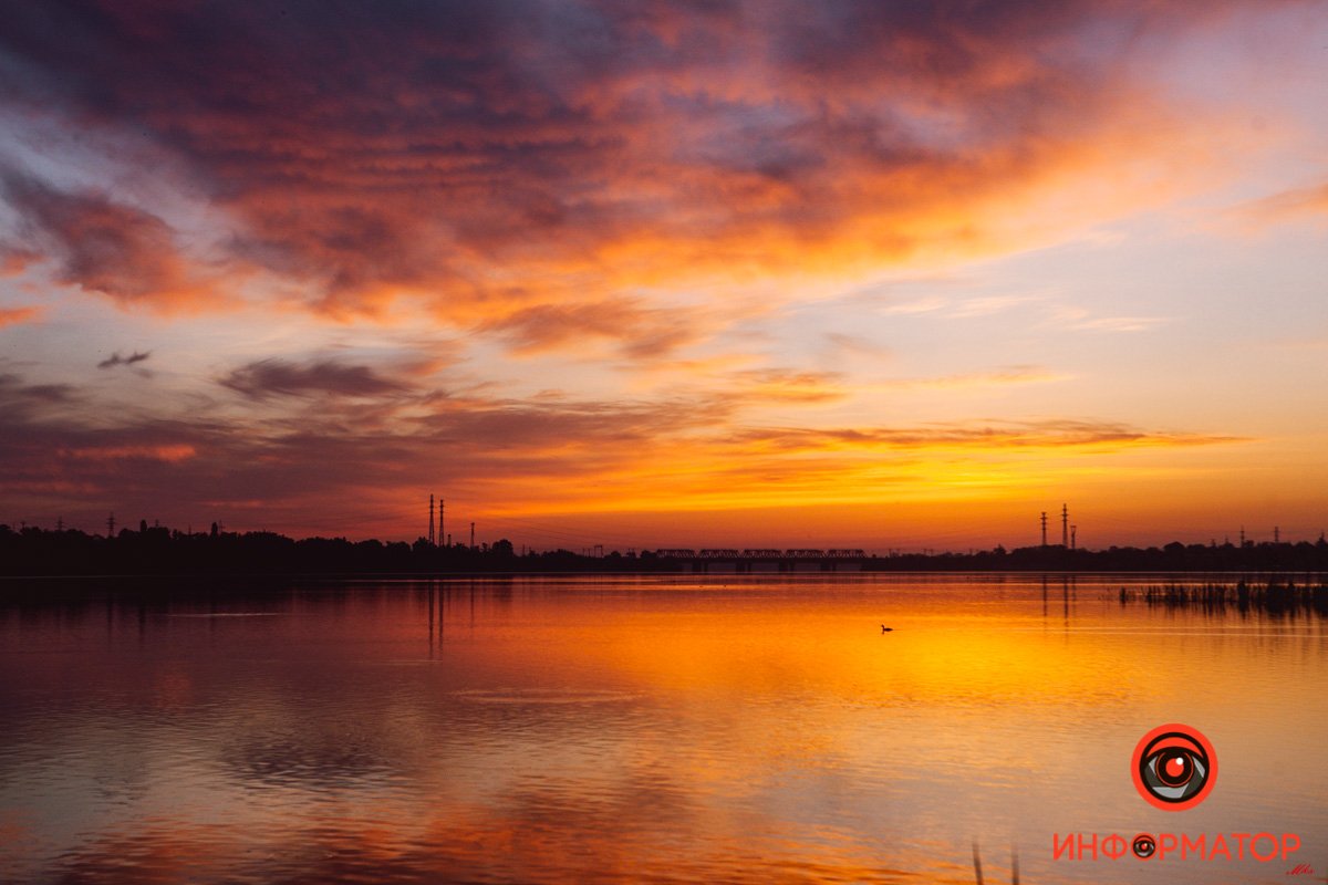 Огненный рассвет Город просыпается: как Днепр встретил рассвет на косе на Малиновского 9