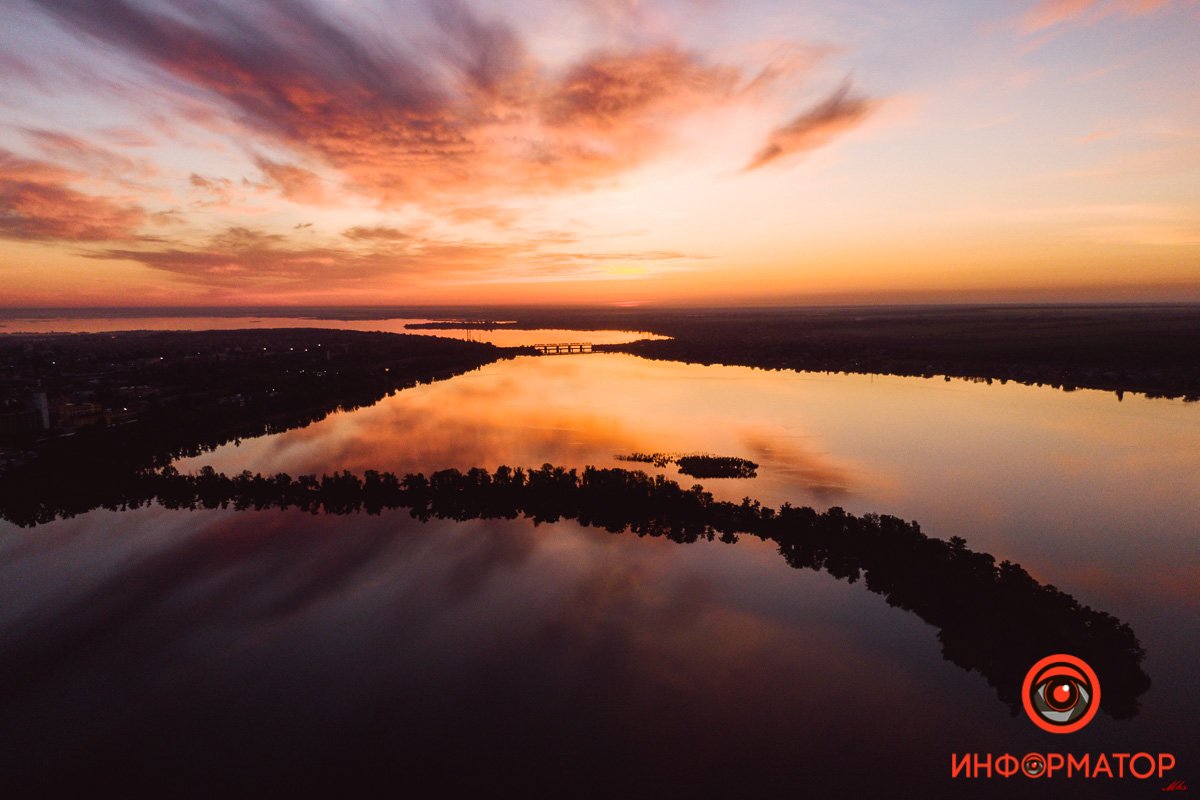 Скоро лучи солнца доберутся до города Город просыпается: как Днепр встретил рассвет на косе на Малиновского 17
