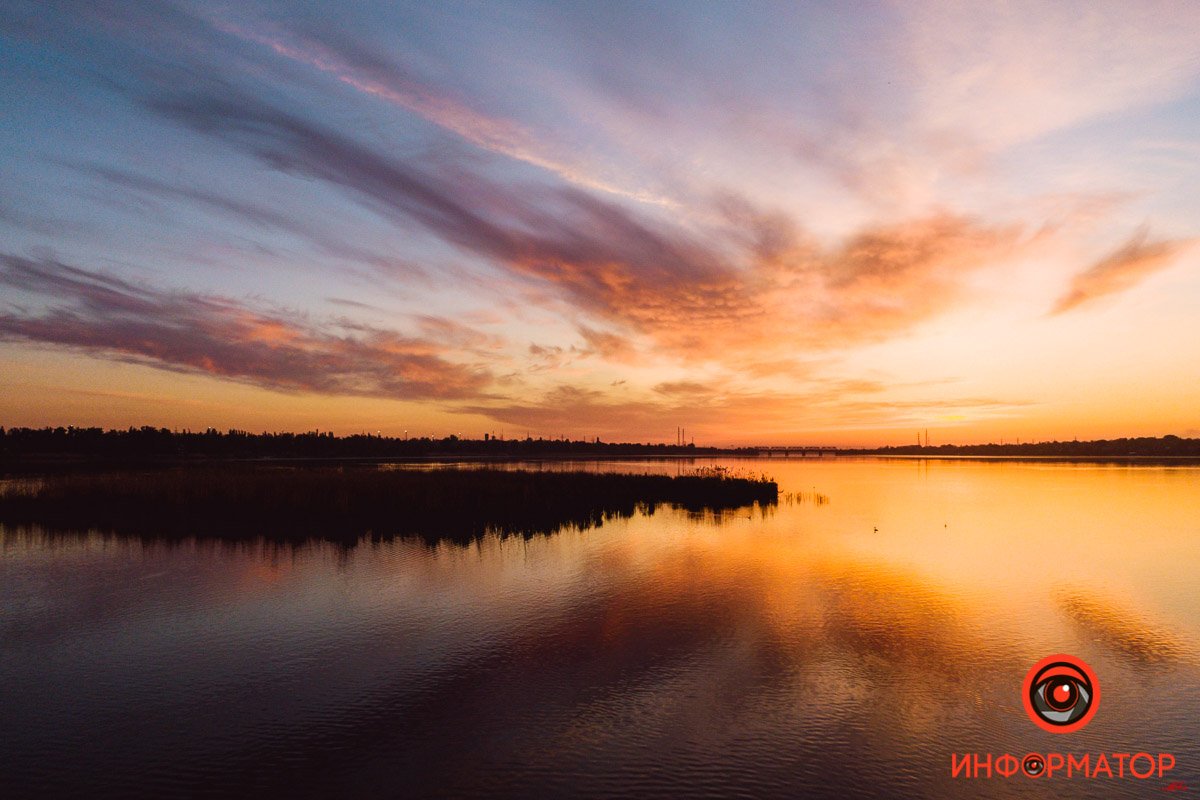 Оранжевые воды Город просыпается: как Днепр встретил рассвет на косе на Малиновского 19