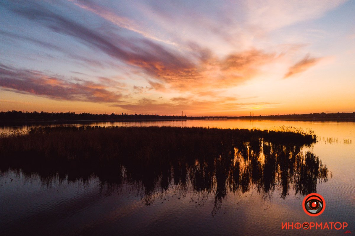 Где-то в камышах затаились утки Город просыпается: как Днепр встретил рассвет на косе на Малиновского 20
