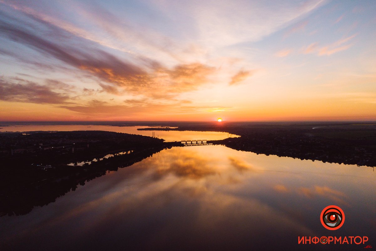 Скоро выкатится солнечный шар Город просыпается: как Днепр встретил рассвет на косе на Малиновского 24