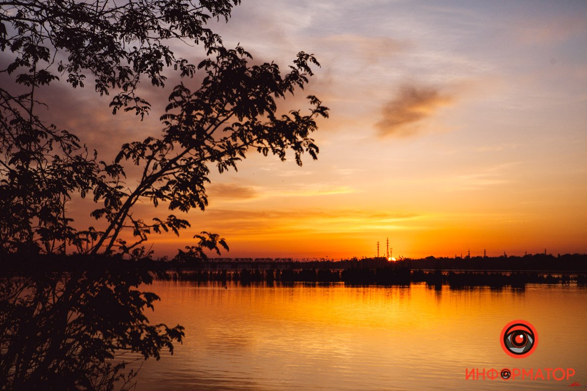 Рассветный пожар в небе Город просыпается: как Днепр встретил рассвет на косе на Малиновского 27