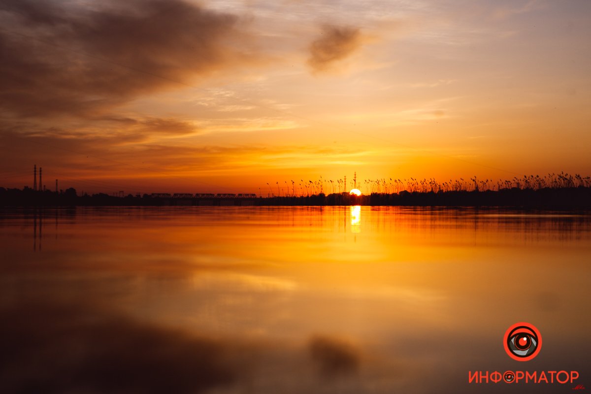 Виднеется солнце вдалеке Город просыпается: как Днепр встретил рассвет на косе на Малиновского 29
