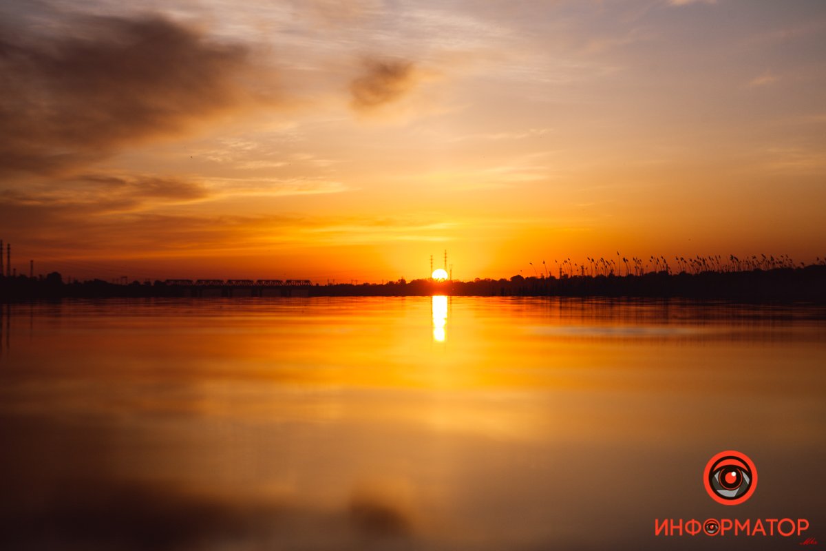 Солнце горит огнем Город просыпается: как Днепр встретил рассвет на косе на Малиновского 31