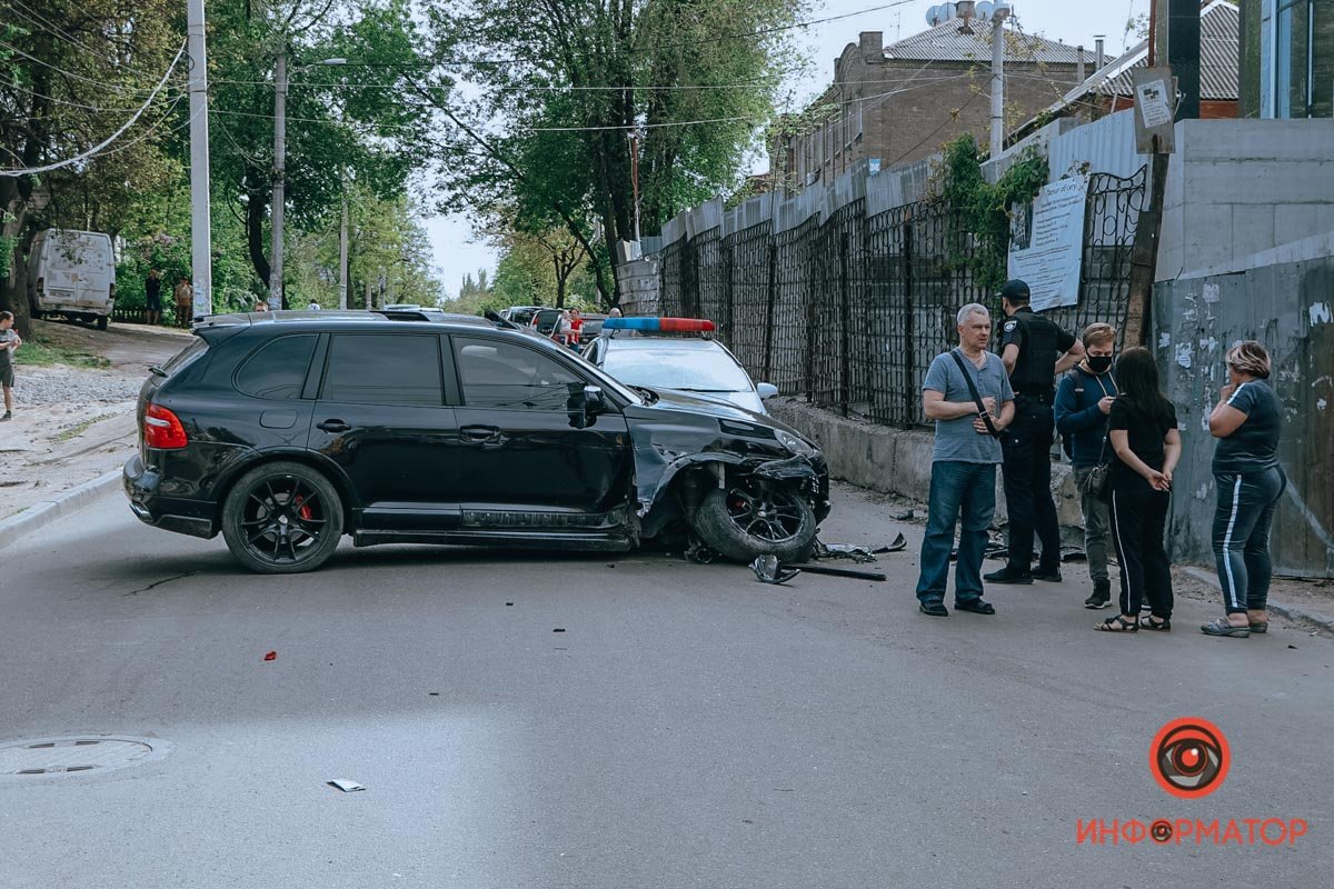 На месте работают полицейские
