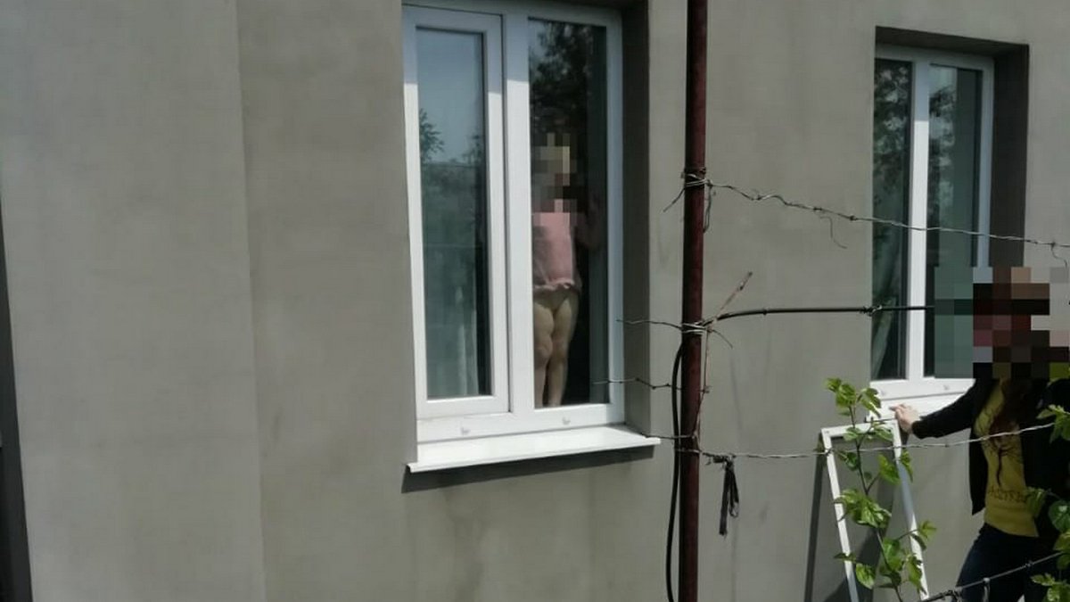 В Днепропетровской области спасли маленькую девочку, которая закрылась в доме 1