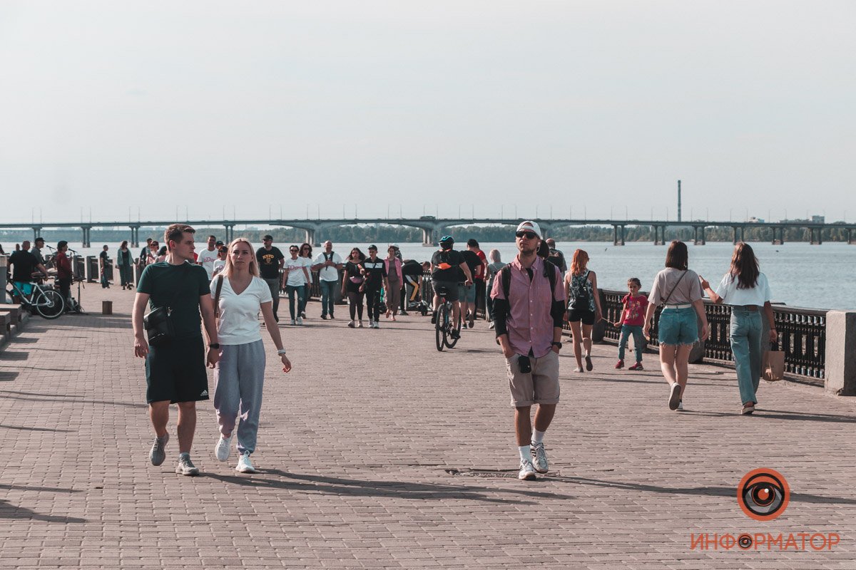 Теперь на прогулку народ собирается здесь Теперь на прогулку народ собирается здесь