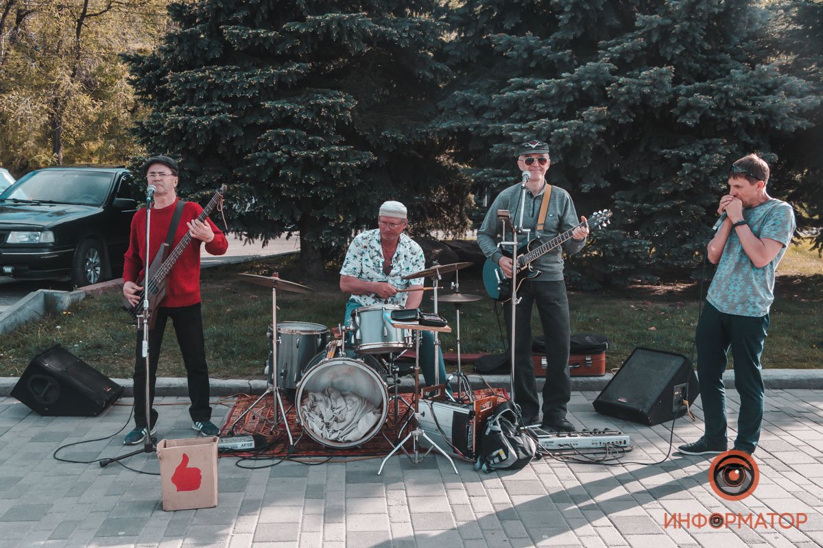 Уличные музыканты демонстрируют свои таланты Уличные музыканты демонстрируют свои таланты