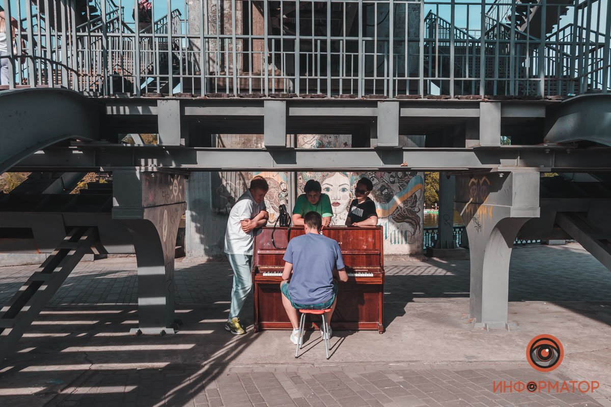 Пианино под пешеходным мостом на Сичеславской Набережной Пианино под пешеходным мостом на Сичеславской Набережной