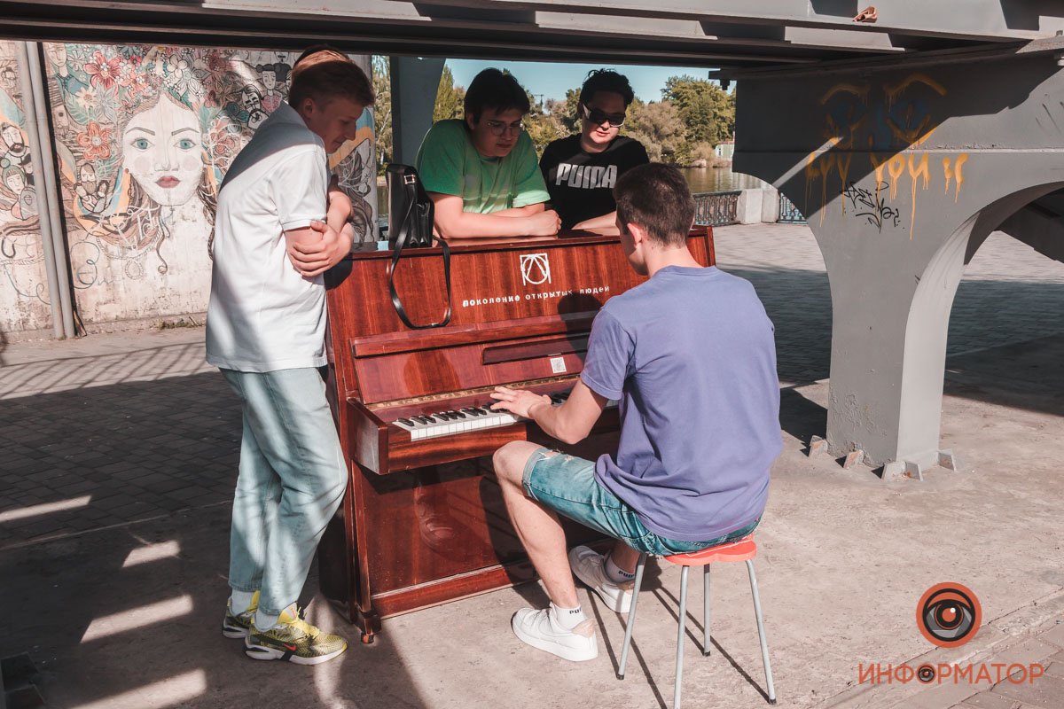 Привлекает внимание молодежи Привлекает внимание молодежи