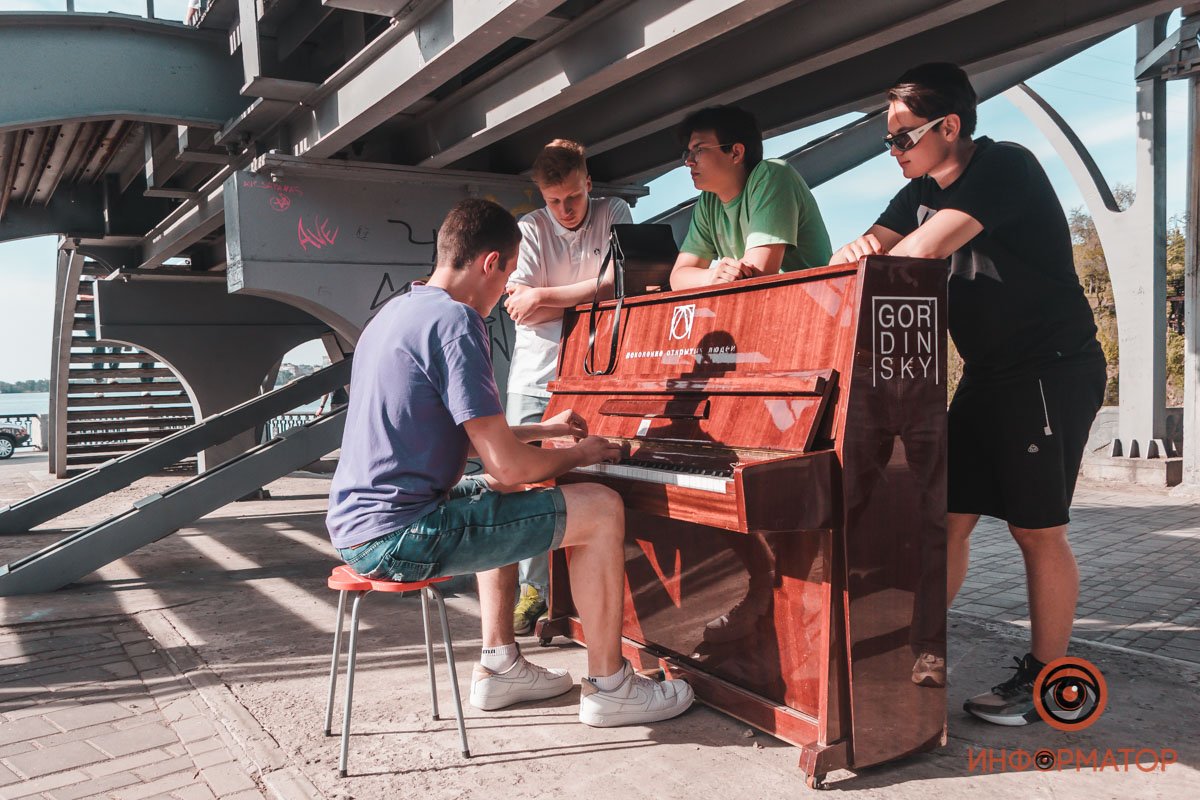 На инструменте реклама книги поэта и студии дизайна На инструменте реклама книги поэта и студии дизайна