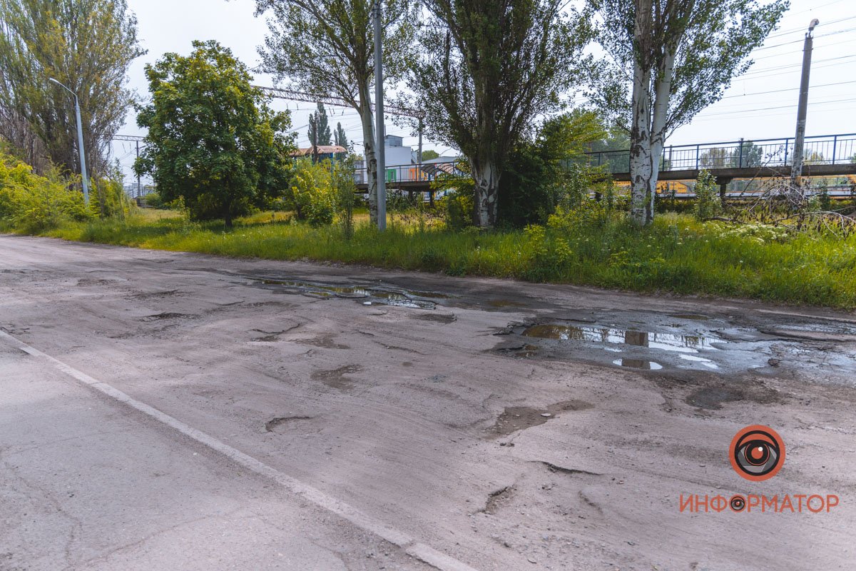 Водители часто используют эту дорогу для того, чтобы объехать Слобожанский проспект и не попасть в пробку Водители часто используют эту дорогу для того, чтобы объехать Слобожанский проспект и не попасть в пробку