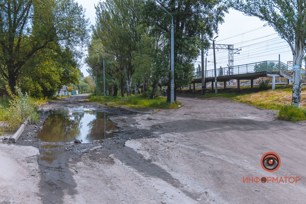 Посреди проезжей части здесь образовались огромные ямы, которые со временем заполнились водой  Посреди проезжей части здесь образовались огромные ямы, которые со временем заполнились водой