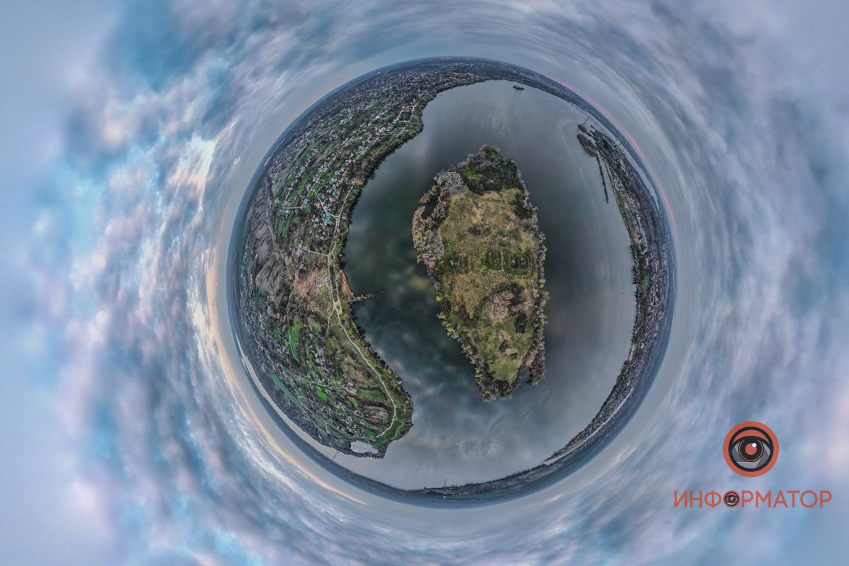 обрывок милый сжав в своей руке, 