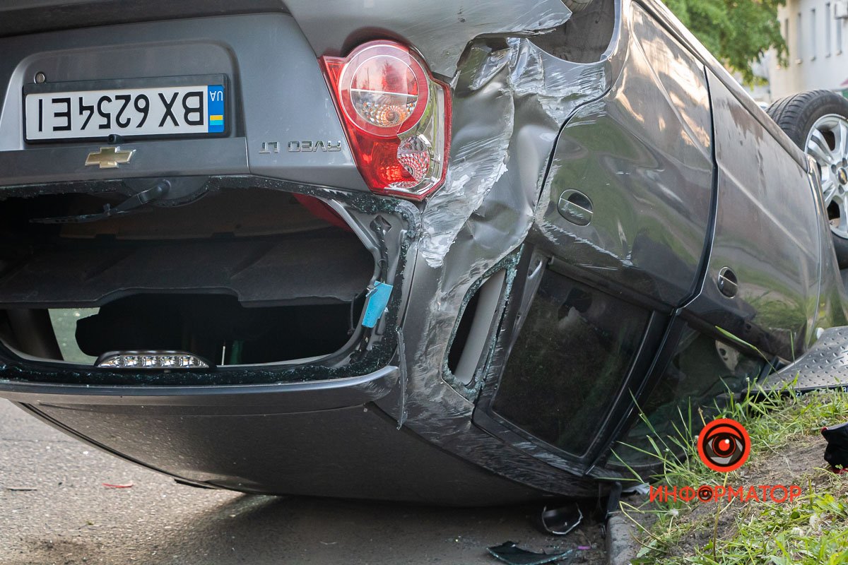 От удара Chevrolet перевернулся на крышу От удара Chevrolet перевернулся на крышу
