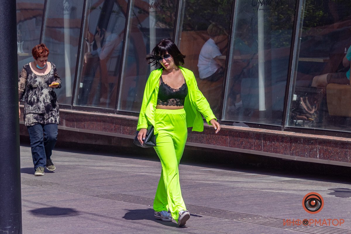 Неоновые цвета напоминают о себе