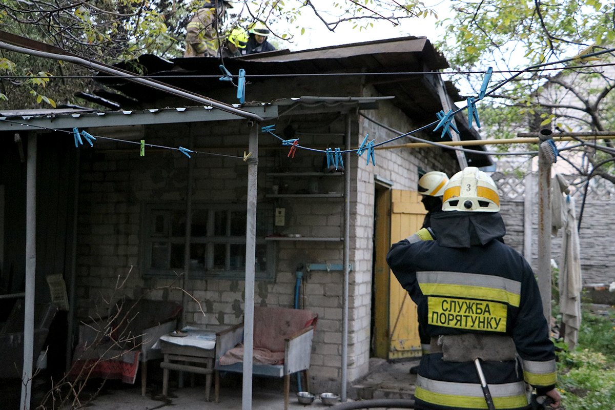 Горела хозяйственная постройка, огонь перекинулся на летнюю кухню