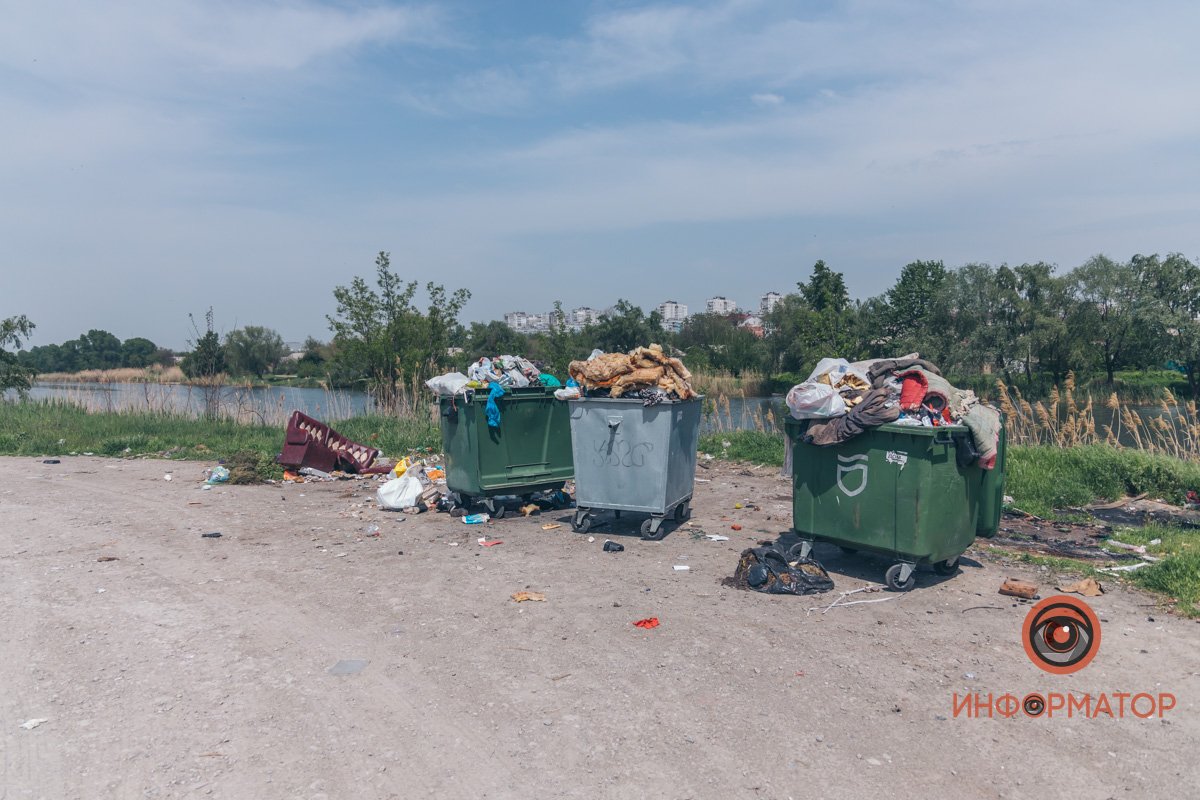 Справедливости ради, даже если захотите выкинуть мусор в мусорные баки - они доверху забиты мусором Мертвые черепахи и мусор: как сейчас выглядит озеро Куриное в Днепре? 6
