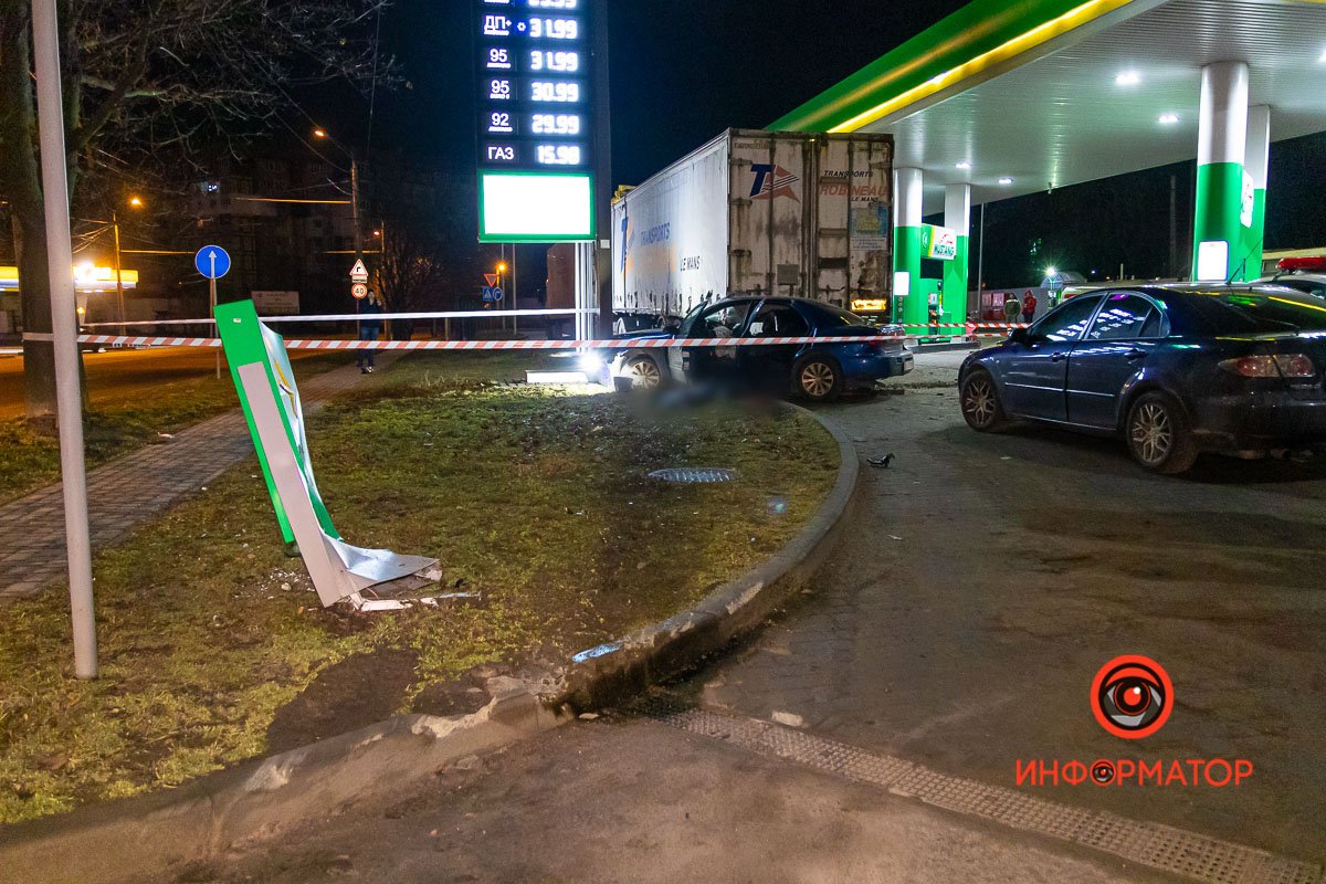 2 марта 2021 года на улице Марии Лисиченко в Днепре автомобиль Chevrolet врезался в припаркованную на заправке WOG фуру